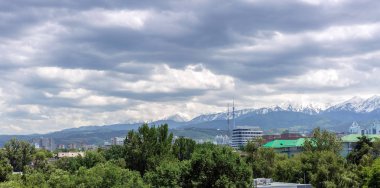 Trans-Ili Alatau Dağları üzerinde bulutlar.