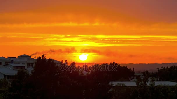 Nuages jouent une lumière du coucher du soleil . — Video