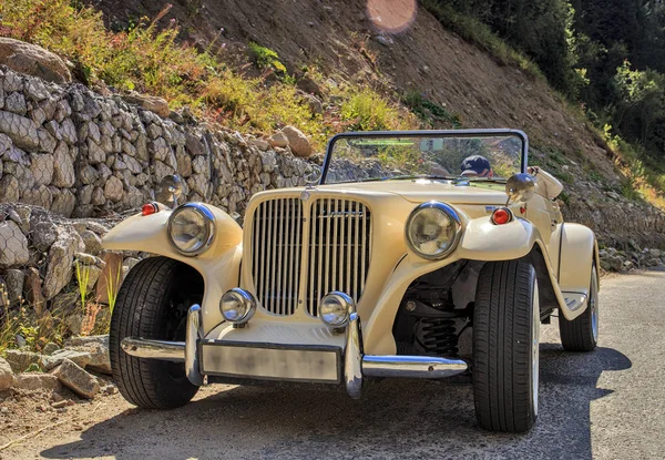 Retro auto na horách. — Stock fotografie