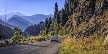 Sonbaharda dağlarda yol.