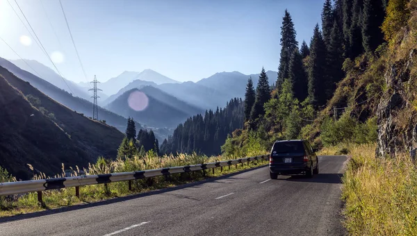 Sonbaharda dağlarda yol.