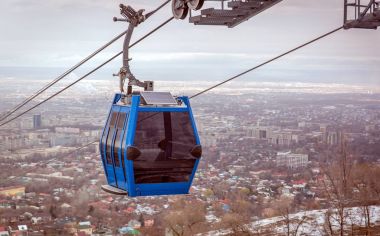 Teleferik taksi Almatı şehir arka plan üzerinde.