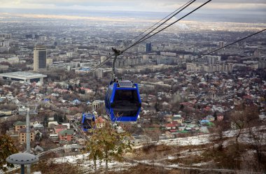 Teleferik taksi Almatı şehir arka plan üzerinde.