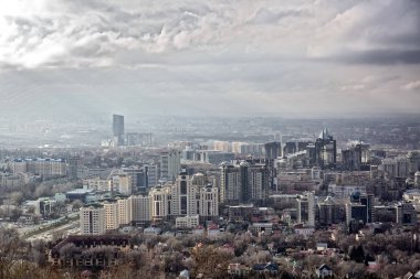 Kok-Tüp dağ dan Almatı şehir görünümünü.