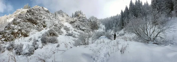 Trans-Ili Alatau Dağları kış'nda Butakovskoe gorge. Kazakistan, Almaty.