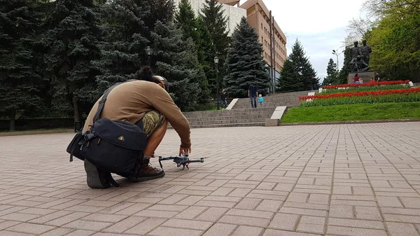 Ein Mann Startet Frühjahr Einen Quadrocopter Einem Stadtpark Almaty Kasachstan — Stockfoto