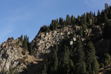 Zailiysky Alatau dağlarında sonbahar manzarası.