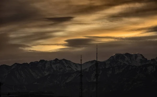 Sonbahar sabahı Almaty şehrinin üzerinde bulutlar var..