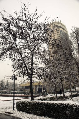 Karlı bir sabahta Almaty 'deki Kazakistan Oteli.