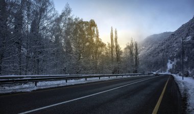 Bir kış sabahı dağlarda otoyol.