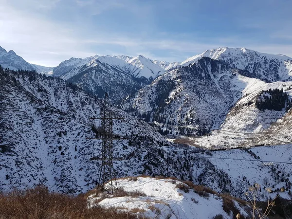 Paisagem Com Linhas Energia Nas Montanhas Inverno — Fotografia de Stock