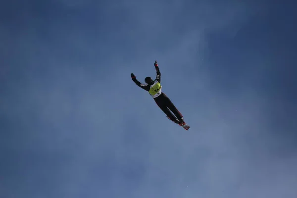 飛行スキーヤー アルマトイのフリースタイルワールドカップ予選 2020年2月28日 — ストック写真