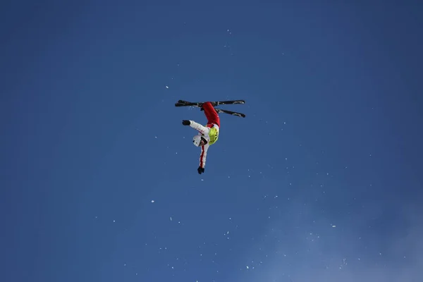 Esquiador Vuelo Clasificatorios Copa Del Mundo Freestyle Almaty Febrero 2020 — Foto de Stock