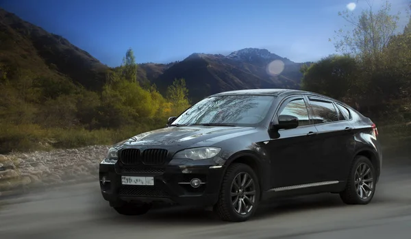 Bmw Černé Auto Rozmazaném Přírodním Pozadí — Stock fotografie