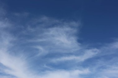 Cirrus bulutlar üzerinde mavi bir gökyüzü.