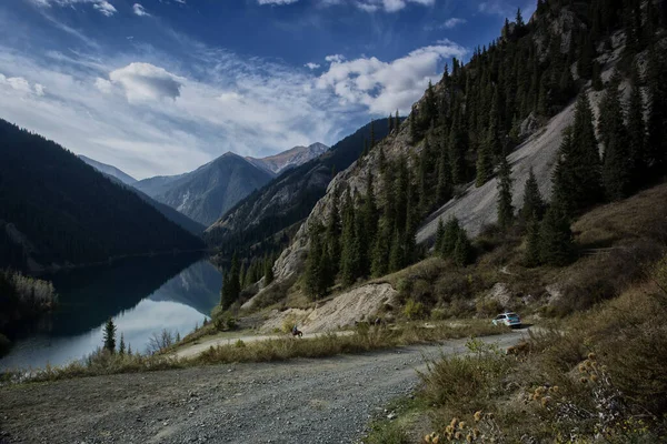 Dağlarda bir orman gölü üzerindeki bulutlu manzara.