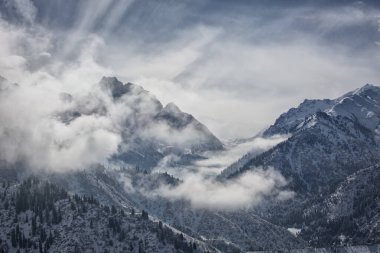 Bir bahar sabahı dağlarda bulutlarla kaplı manzara.