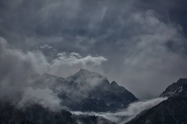 Krajobraz Chmurami Górach Wiosenny Poranek — Zdjęcie stockowe