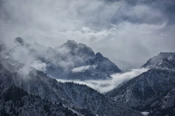 Bir bahar sabahı dağlarda bulutlarla kaplı manzara.
