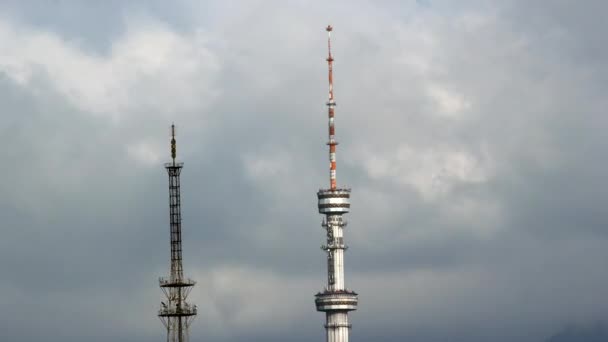 Televisie Torens Tegen Achtergrond Van Bergen Wolken Almaty — Stockvideo