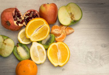 Tahta bir masada meyve.