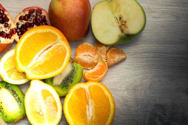 Tahta bir masada meyve.