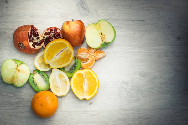 Tahta bir masada meyve.