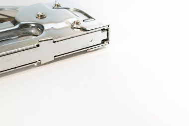 beyaz zemin üzerinde araçları