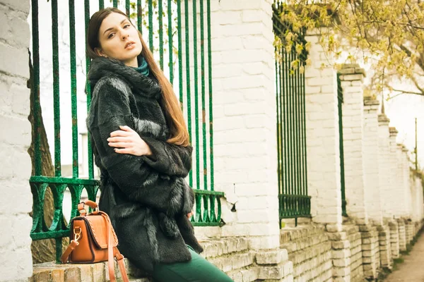 Street photosession of the girl — Stock Photo, Image