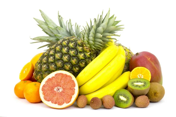 Frutta fresca su sfondo bianco — Foto Stock