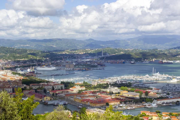 Panoramautsikt Genuas hamn i en sommardag, Italien — Stockfoto