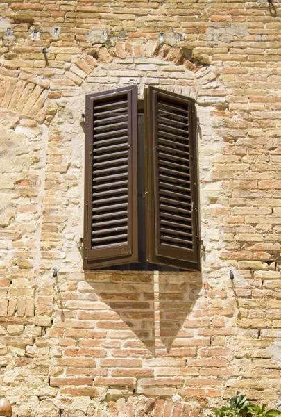 Stare włoskie okna, Toskania, Włochy — Zdjęcie stockowe