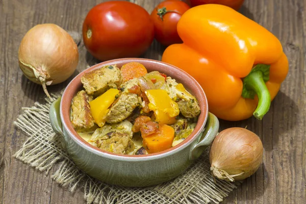 Gulasch in Keramikschale. traditionelles ungarisches Essen. — Stockfoto