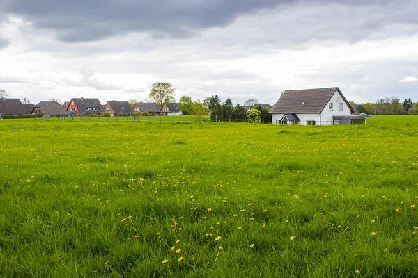 Spring meadows around a rural house, Lower Rhine, Germany — Stock Photo, Image