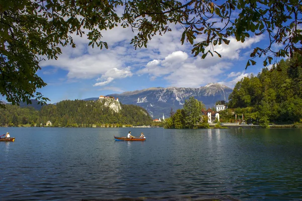 Bateau touristique sur le lac de Bled, Slovénie — Photo