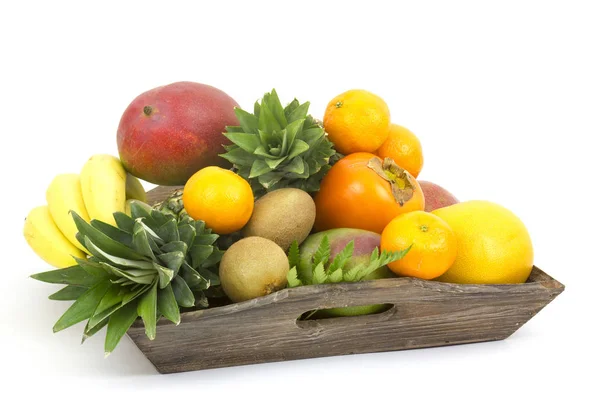 Fruta fresca en una bandeja de madera — Foto de Stock