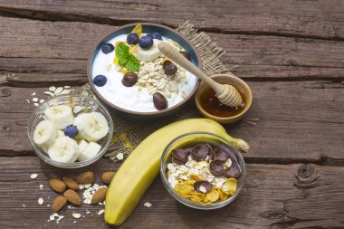 sağlıklı kahvaltı - meyve, yoğurt ve bal ile müsli