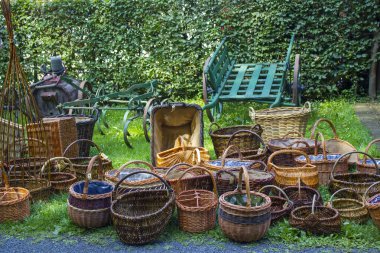 Satılık birçok farklı hasır sepetleri