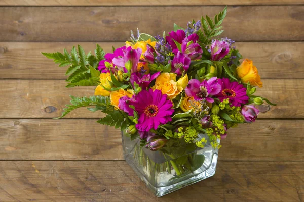 Színes virágok egy vázában — Stock Fotó