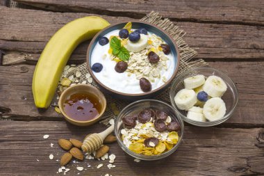 sağlıklı kahvaltı - meyve, yoğurt ve bal ile müsli
