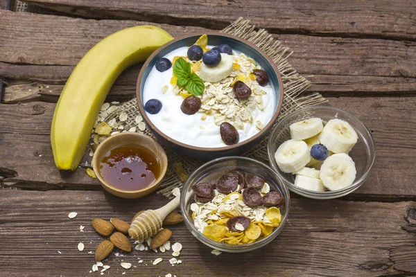 sağlıklı kahvaltı - meyve, yoğurt ve bal ile müsli