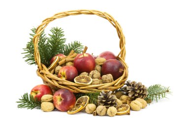 Sepet dolusu elma, fındık, tarçın