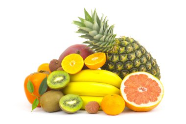 beyaz arkaplanda taze meyveler