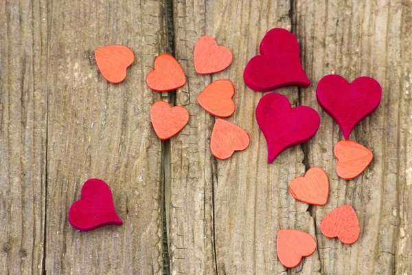 Corazones rojos sobre fondo de madera — Foto de Stock