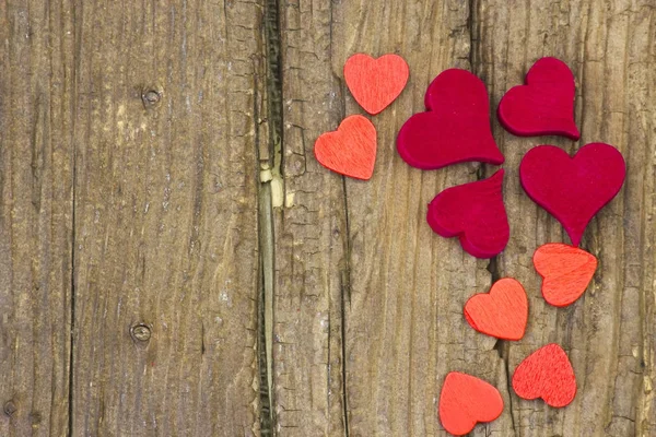 Corazones rojos sobre fondo de madera — Foto de Stock