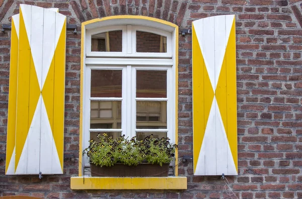 Antigua casa alemana con ventanas con persianas de madera —  Fotos de Stock