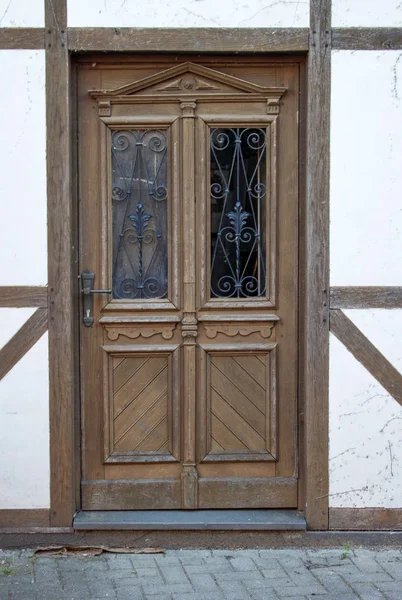 Puerta de la vieja casa de madera en la pequeña ciudad alemana, Wachtendonk —  Fotos de Stock