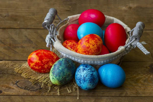 Feliz Páscoa, ovos coloridos em uma cesta — Fotografia de Stock