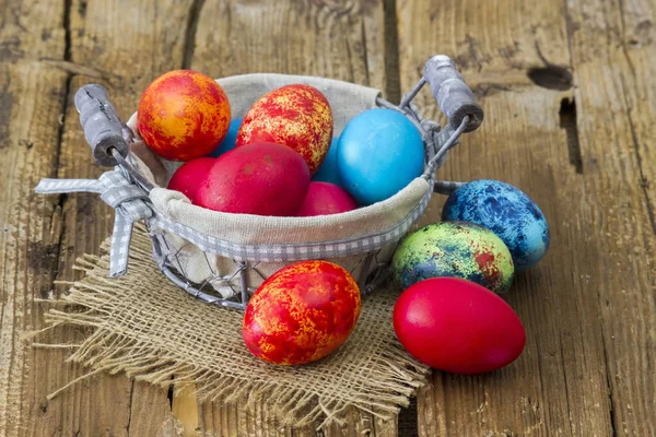 Feliz Páscoa, ovos coloridos em uma cesta — Fotografia de Stock