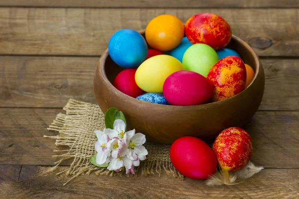 Feliz Páscoa, ovos coloridos em uma tigela — Fotografia de Stock